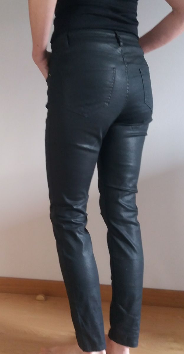 Pantalón pitillo encerado negro