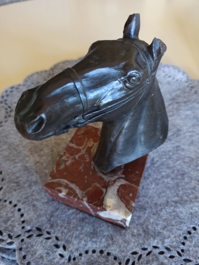 Figura busto de caballo.