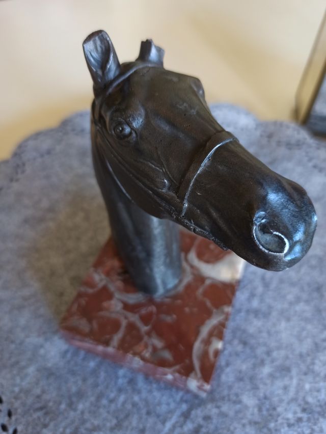 Figura busto de caballo.