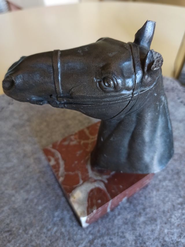 Figura busto de caballo.