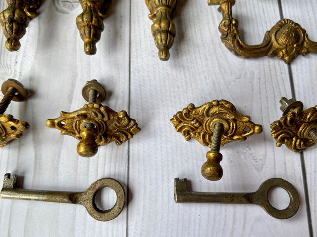 Embellecedores de bronce.