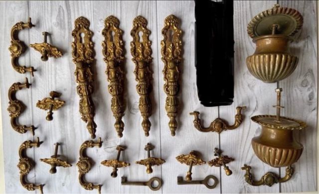 Embellecedores de bronce.