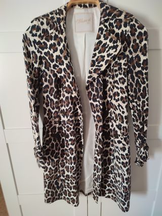 GABARDINA LEOPARDO DE VESTIR!! de segunda mano por 20 EUR en Valencia en  WALLAPOP