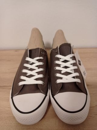 Calzado tipo Converse T44 de segunda mano por 1 EUR en Empuriabrava en  WALLAPOP
