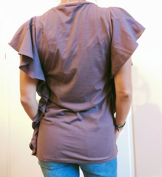 T-shirt della Sisley con volant