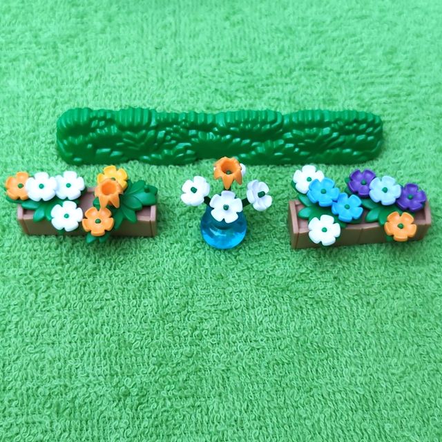 Escena muñecas porcelana en el jardín miniatura