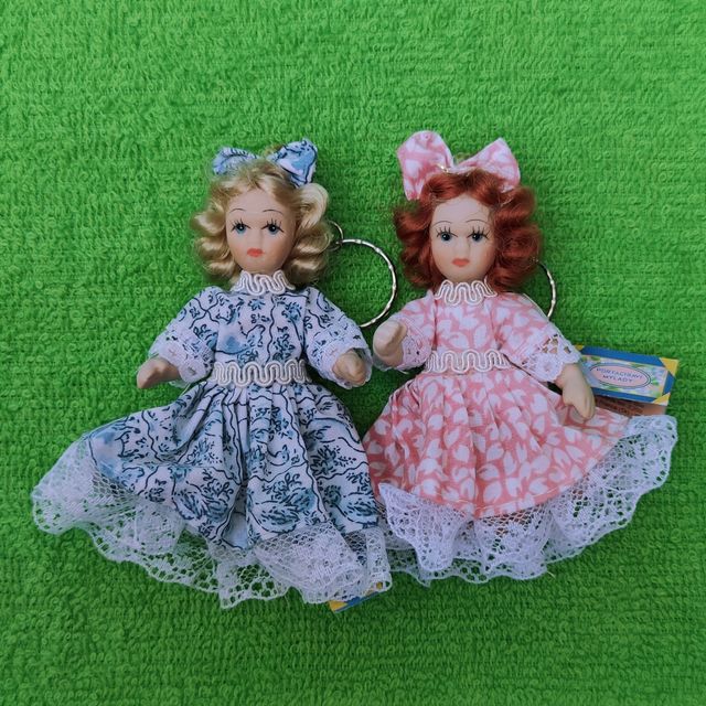 Escena muñecas porcelana en el jardín miniatura