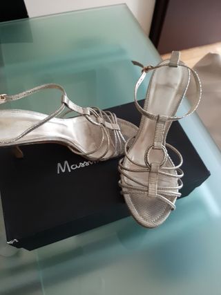 Sandalia tiras doradas Massimo Dutti. número 38 de segunda mano por 15 EUR  en Madrid en WALLAPOP