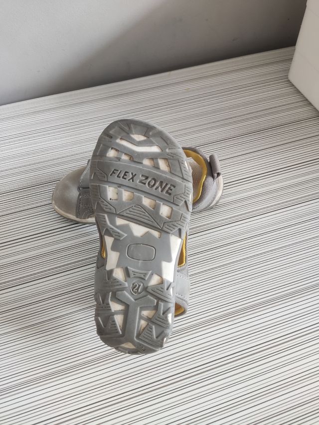 Sandalias marca Okaidi.