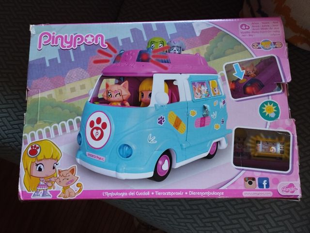 Ambulancia de máscotas de pin y pon