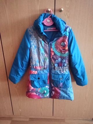 Abrigo desigual de segunda mano por 15 EUR en Getafe en WALLAPOP