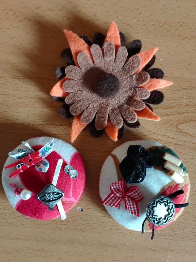 Tres broches artesanía