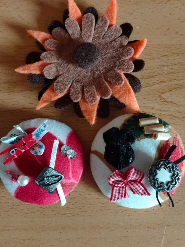 Tres broches artesanía