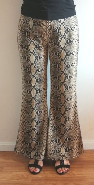 Pantalón campana serpiente Zara Talla L de segunda mano por 15 EUR en San  Sebastián de Los Reyes en WALLAPOP