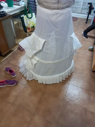 Cancan traje de novia de segunda mano por 50 EUR en Vilanova i la Geltrú en  WALLAPOP