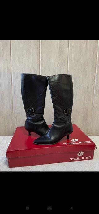 Botas piel negra tacón de segunda mano por 8 EUR en Alcalá de Guadaíra en  WALLAPOP