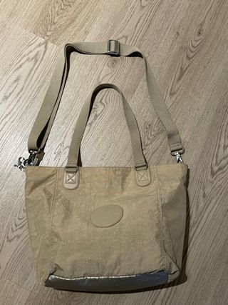 Bolso Kipling grande (viaje, portátil) de segunda mano por 15 EUR en  Barcelona en WALLAPOP