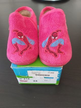 Zapatillas Casa Spiderman en rojo-Talla 24 de segunda mano por 5 EUR en  Villares de la Reina en WALLAPOP