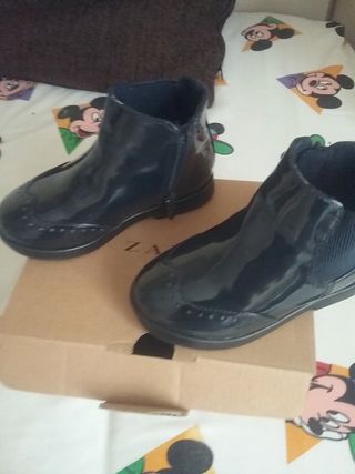 Botas charol azul marino número 22 de zara de segunda mano por 9,89 EUR en  Cerdanyola del Vallès en WALLAPOP