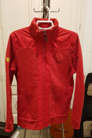 SUDADERA PUMA FERRARI de segunda mano por 30 EUR en Barcelona en WALLAPOP