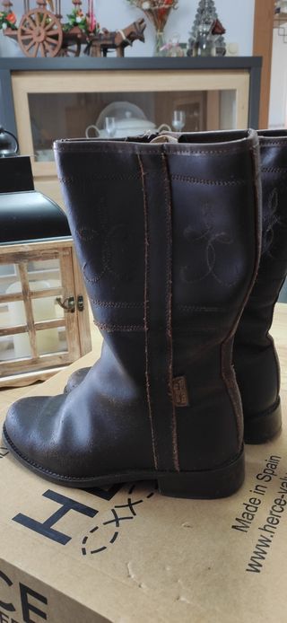 Botas camperas talla 33 de segunda mano por 18 EUR en Vilallonga del Camp  en WALLAPOP