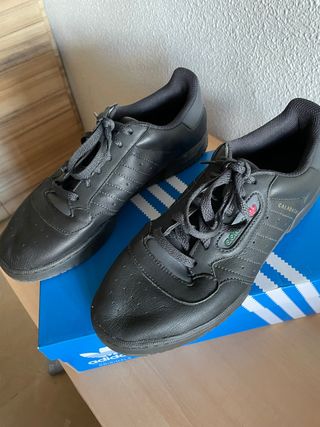 yeezy powerphase negras