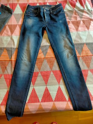 Pantalón vaquero Guess mujer Talla (36-38) de segunda mano por 50 EUR en  Colonia Pablo Iglesias en WALLAPOP
