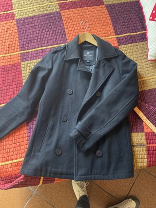 Abrigo negro hombre Bershka de segunda mano por 10 EUR en El Puerto de  Santa María en WALLAPOP