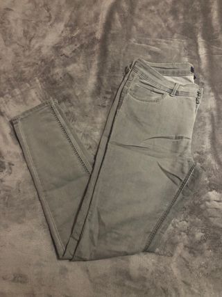 Pantalón vaquero skinny marca Kiabi de segunda mano por 5 EUR en Trujillo  en WALLAPOP