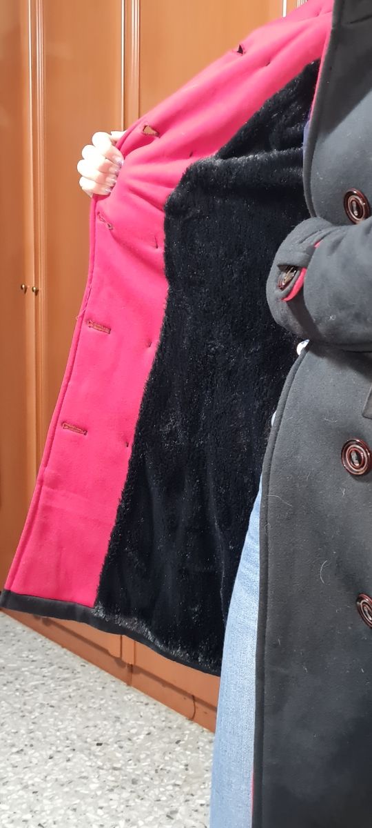 Abrigo invierno negro con detalles rojo