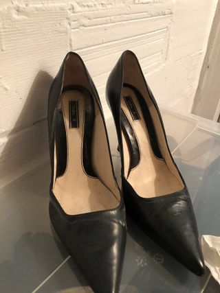 Zapatos tacon piel negro Zara de segunda mano por 10 EUR en Castelldefels  en WALLAPOP