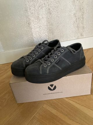 Zapatillas de terciopelo grises Victoria de segunda mano por 25 EUR en  Madrid en WALLAPOP