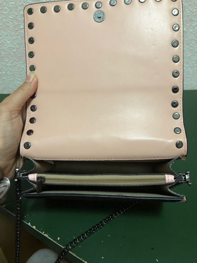 Bolso rosa con tachuelas