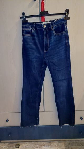 Pantalones acampanados Stradivarius de segunda mano por 6 EUR en Lleida en  WALLAPOP