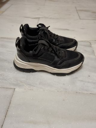 Deportivas, tenis, negros con suela blanca y negra de segunda mano por 10  EUR en Almería en WALLAPOP