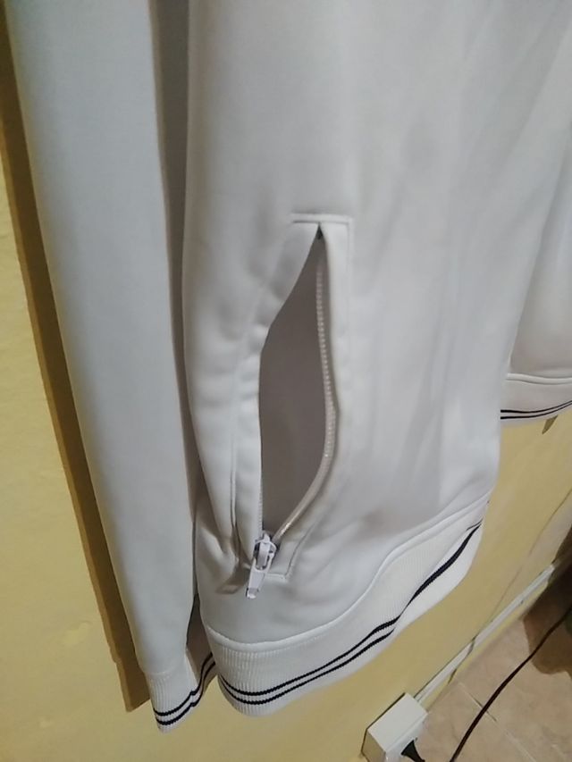 Sudadera blanca y rayas. 