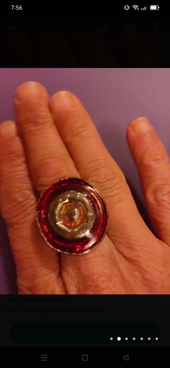 Anillo de metal con forma espiral rojo.