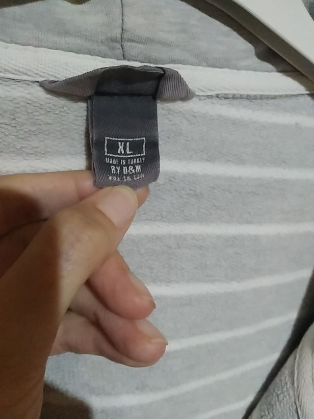 Sudadera gris con rayas. 
