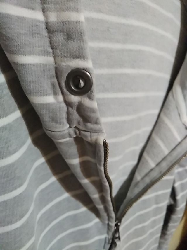 Sudadera gris con rayas. 