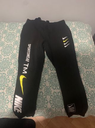 Pantalón Nike de segunda mano por 15 EUR en Toledo en WALLAPOP