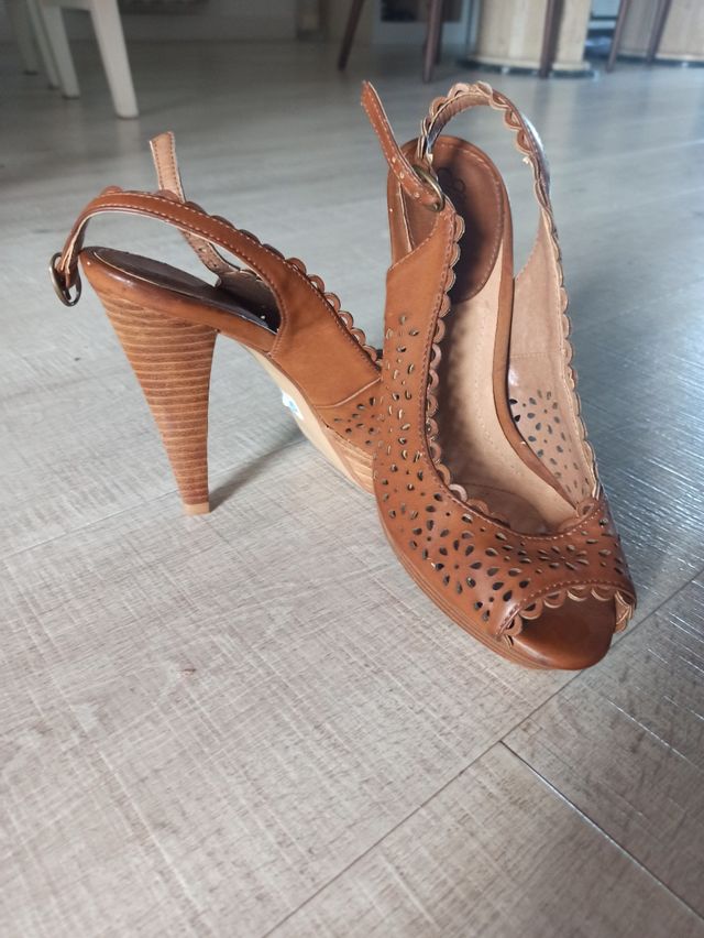 Sandalia marrón con tacón a estrenar
