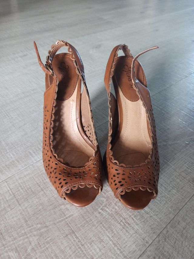 Sandalia marrón con tacón a estrenar