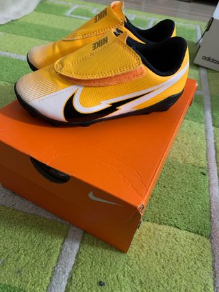 Botas de fútbol Nike negras de segunda mano en Madrid en WALLAPOP