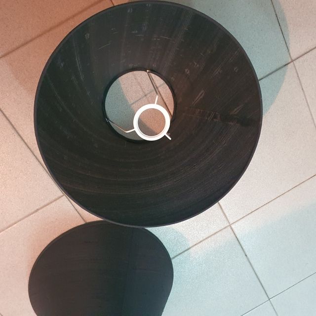 Dos pantallas para lámpara de mesa