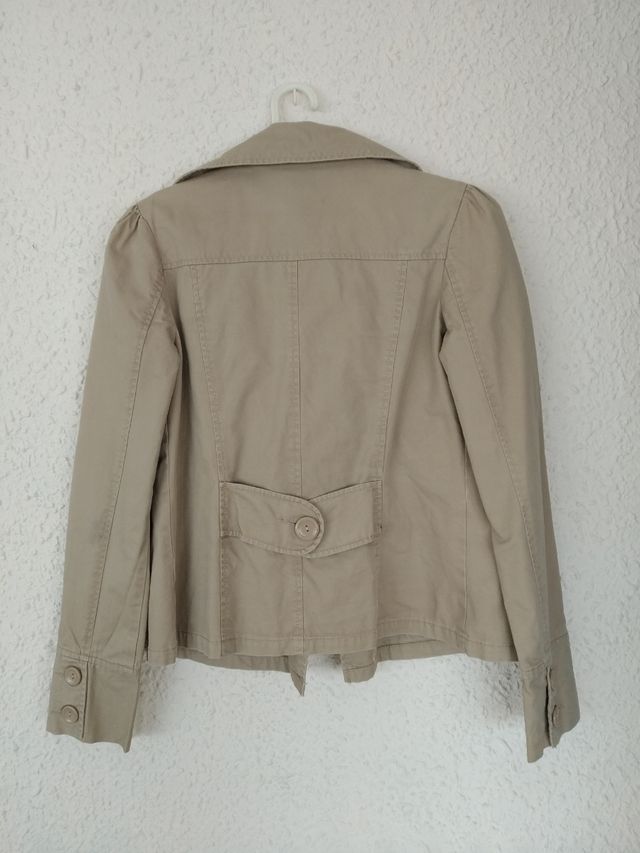 Chaqueta beige.
