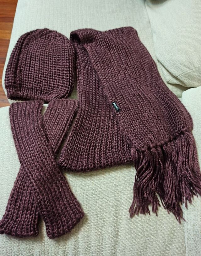 Bufanda, gorro y mitones de lana.