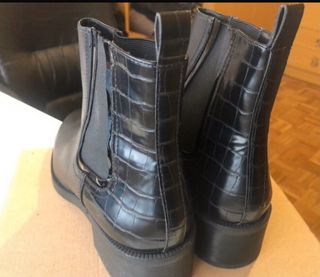 Botín plano Zara de segunda mano por 16 EUR en Madrid en WALLAPOP