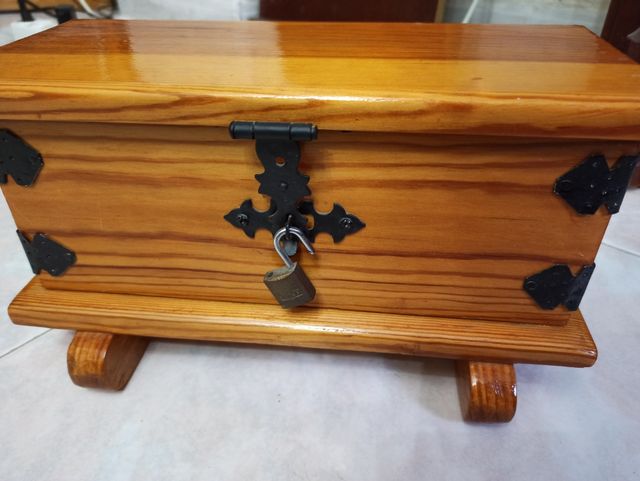 Arca o caja de madera artesanal