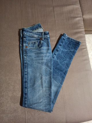 Pantalón vaquero Zara TRF de segunda mano por 5 EUR en Valencia en WALLAPOP