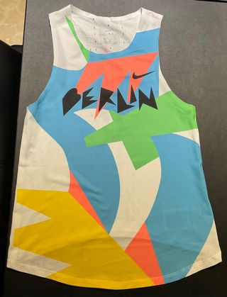 Camiseta Nike aeroswift Berlin de mujer de segunda mano por 40 EUR en  Valencia en WALLAPOP